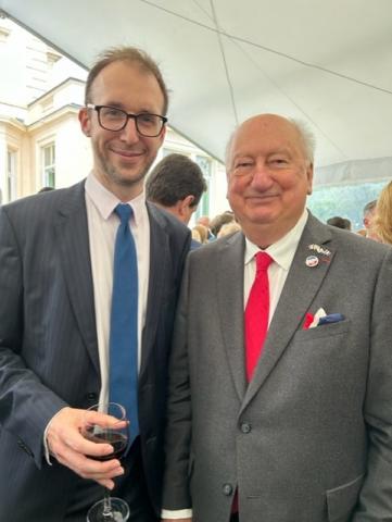 À gauche/ left: member and Director of the Society Jean-Francois LEGAL Past Président of the Federation des Associations Françaises en GB; Simon HORSINGTON