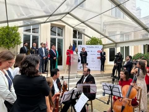 SE L’Ambassadrice de France commence les trois discours, à côté gauche le Sénateur Olivier de CADIC et à droite Madame Patricia CONNEL